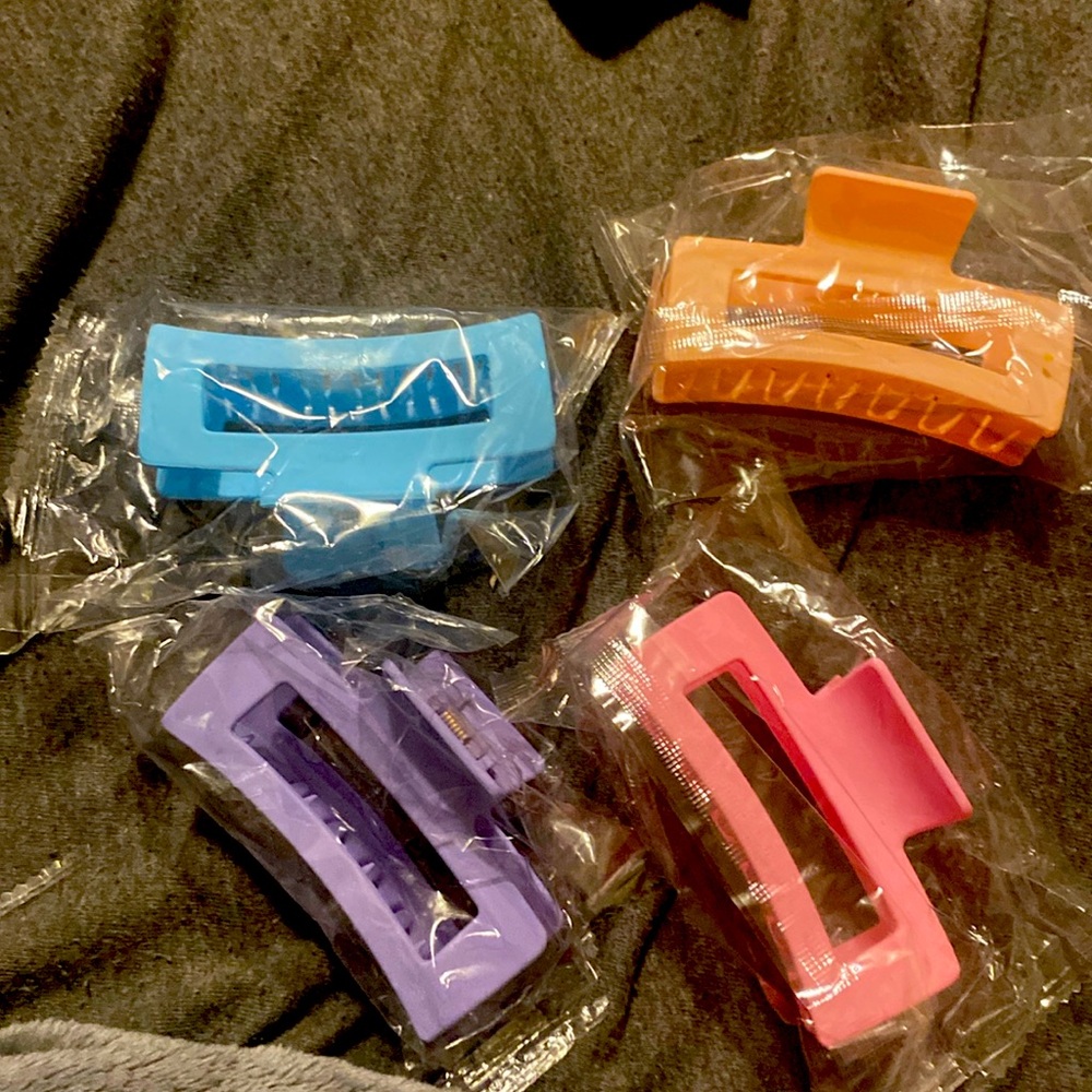 Alligator teeth hair clips